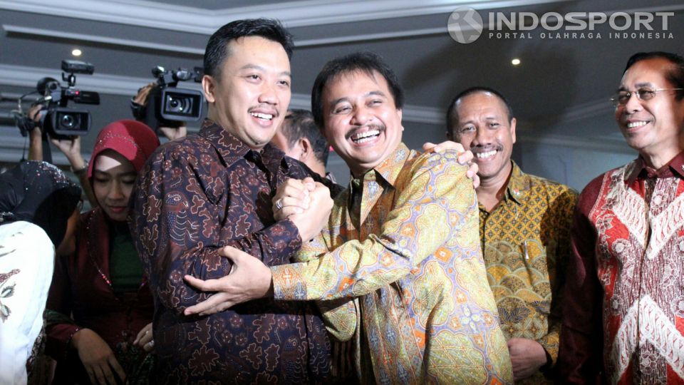 Menpora Imam Nahrawi berjabat tangan dengan mantan Menpora Roy Suryo pada acara serah terima jabatan di Wisma Kemenpora, Rabu (29/10/14). Imam Nahrawi ditunjuk sebagai Menpora periode 2014-2019 pada Kabinet Kerja Jokowi-JK. Copyright: © Herry Ibrahim/Indosport